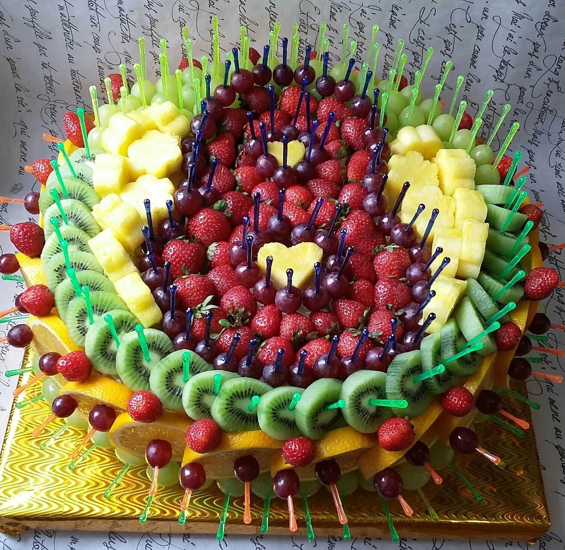 9 месяцев фруктами. Украшения для торта из фруктов. Детские торты с фруктами. Фруктовый торт на день рождения. Торт украшенный фруктами.