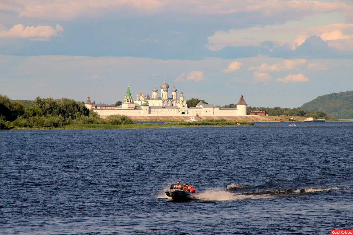 на волге широкой. на волге широкой. на волге широкой. на стрелке далёкой на волге. над волгой широкой.