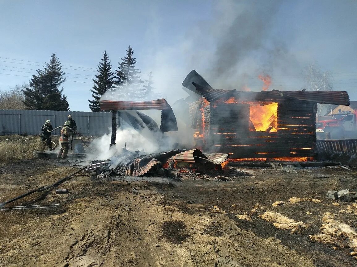 Погода красная горка омская. Пожары. Дом горит. Пожар в доме. Сгоревший дом.