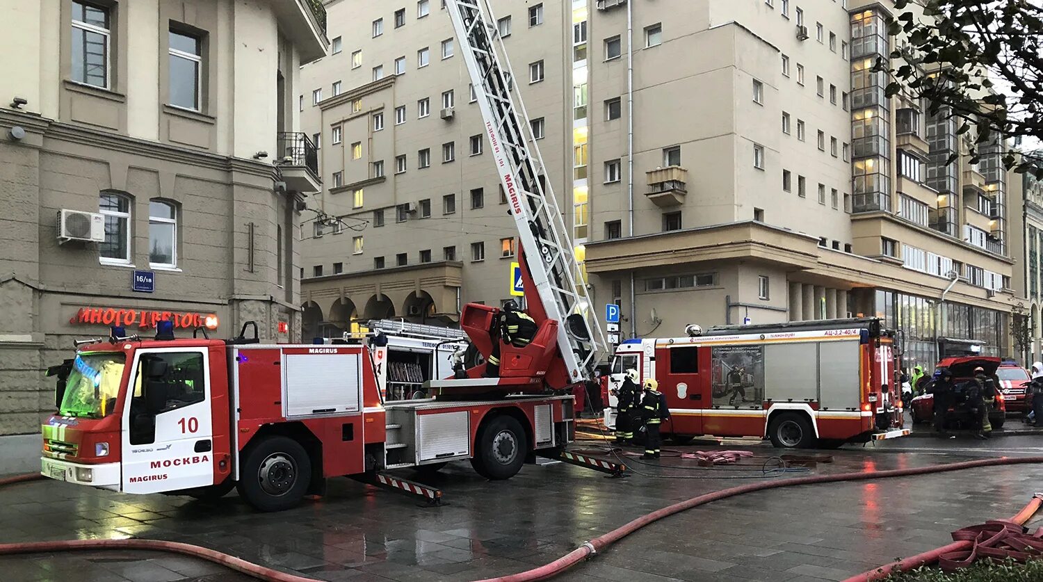 Почему стоит центр сейчас. Пожарные москвы. пожарный центр москва. пожарники москве. тушение пожара пожарной машиной.