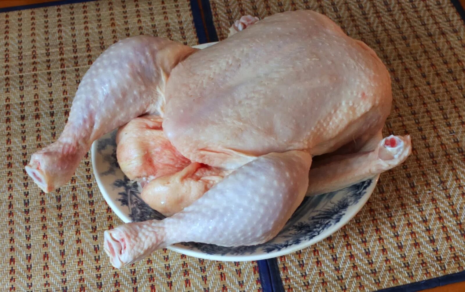 Ощипывание бройлера. Тушка бройлера. тушки бройлера домашнего. мясо кур бройлеров. курица домашняя тушка.