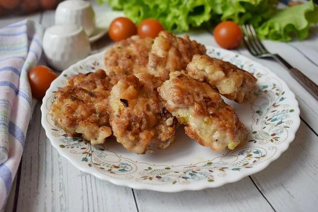Приготовление рубленных котлет из куриного филе. Рубленые свиные котлетки. рубленные котлеты. рубленные котлеты из свинины. биточки мясные рубленные.