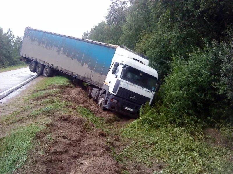 Грузовик в кювете. Фура в кювете. МАЗ В кювете. МАЗ красный съехали в кювет тягач.