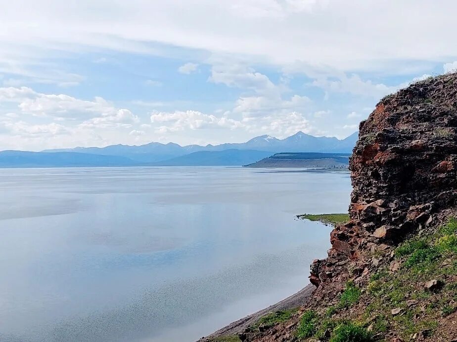 Озера младшие братья байкала. Хубсугул Монголия. Озеро Хубсугул. Хубсугул и Байкал. Озеро в Монголии брат Байкала.