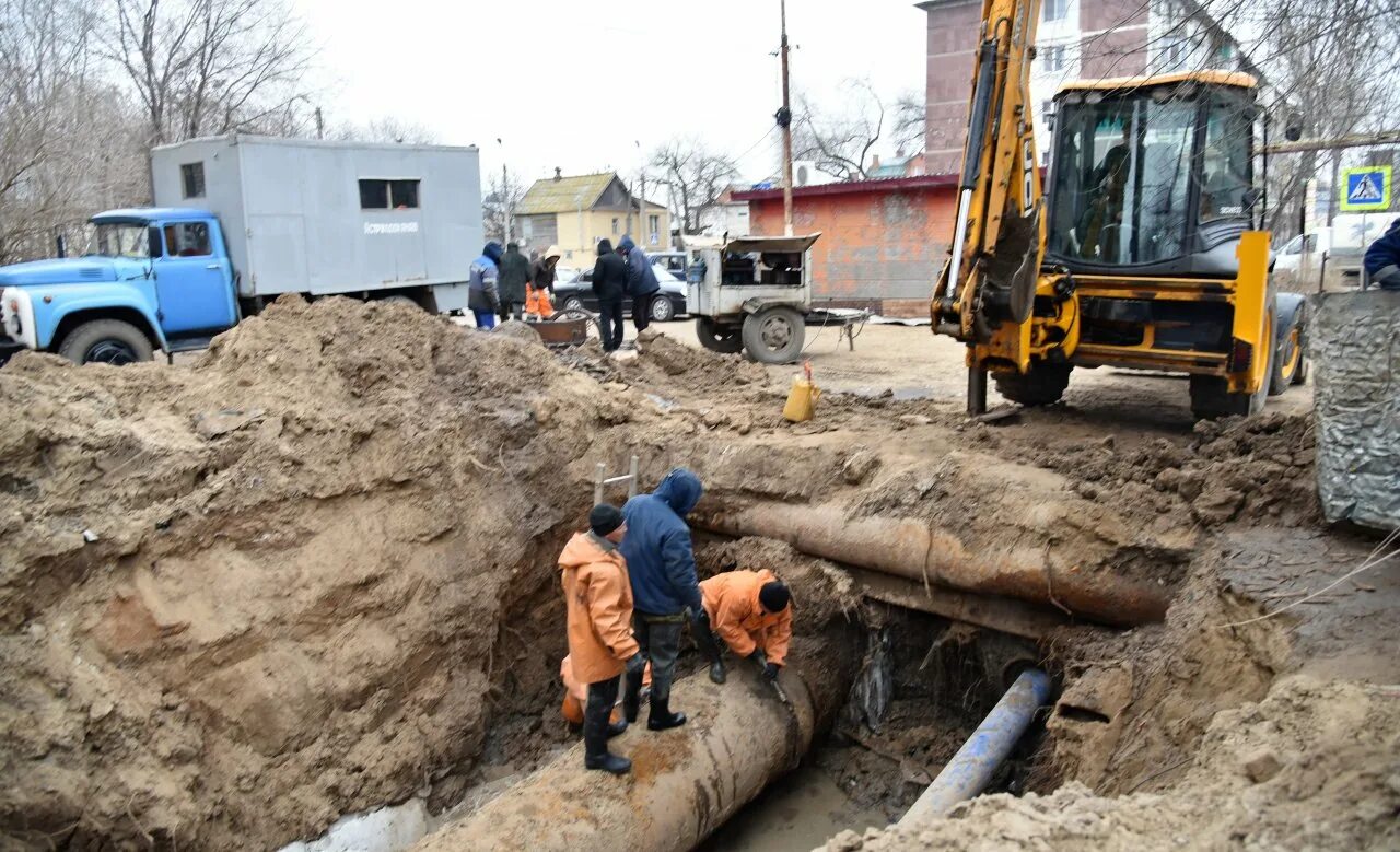 Водоканал астрахань отключение. МУП Астрводоканал Астрахань. Порыв водопровода. Авария на водопроводе. Авария на водоводе.