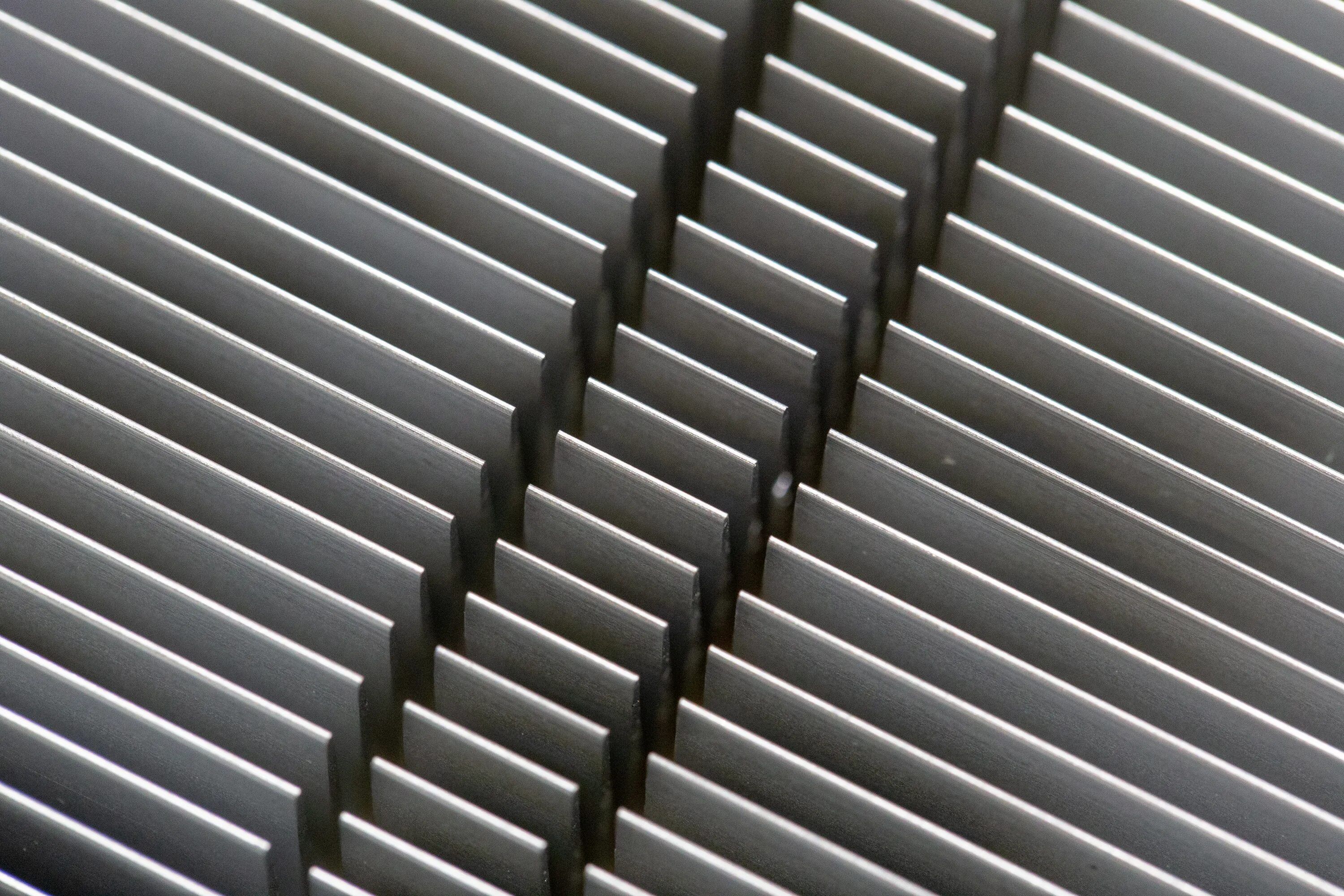 Металлическая линия. Профиль алюминиевый конструкционный. Металл макро. Красивые металлические линии.