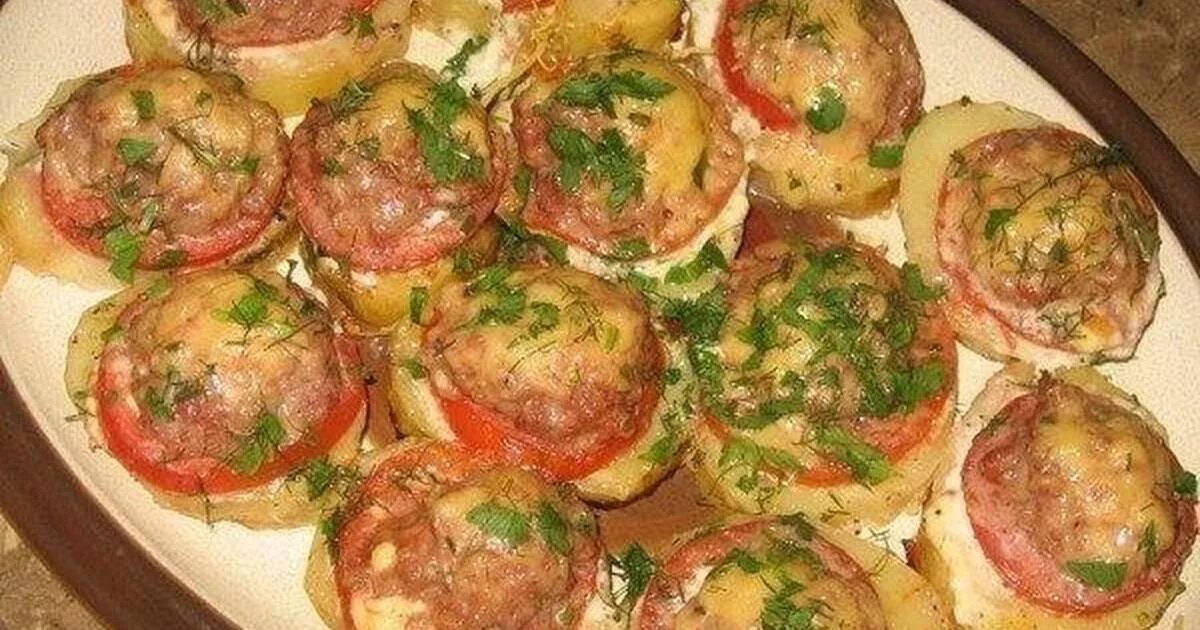 Фарш картошка что можно приготовить быстро. Вкусный ужин из фарша и картошки. картошка запеченная с помидорами и сыром. котлеты в духовке с картошкой и помидорами.
