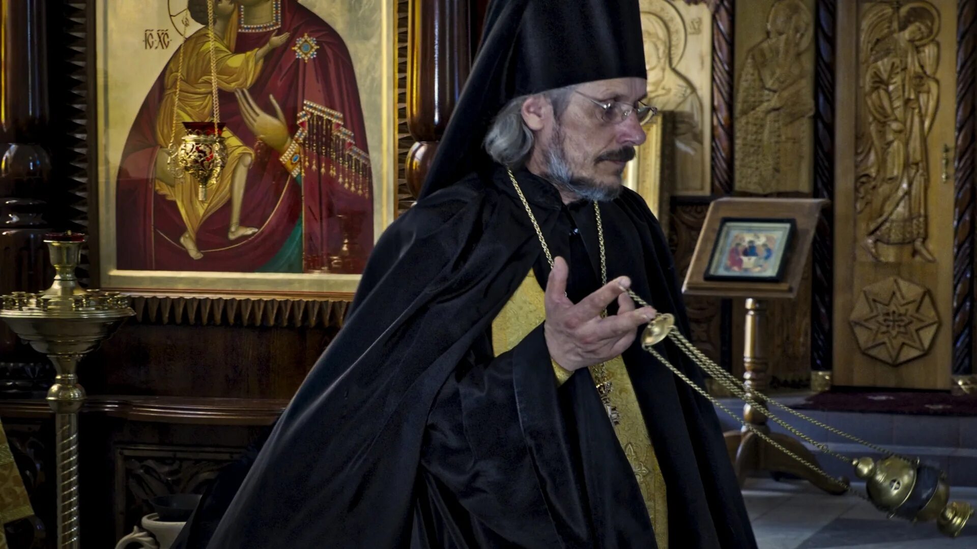 Патриаршее кадило. Батюшка с кадилом. Патриарх кирилл с кадилом. Кадило в храме. Поп кадило.