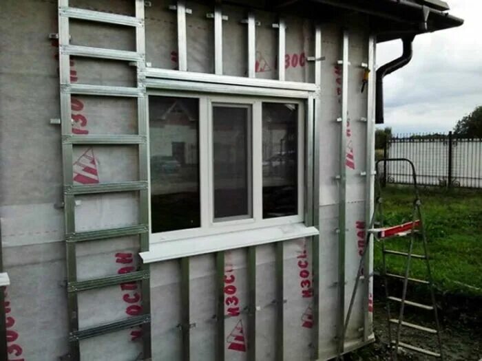 Обрешетка под сайдинг. Профиль 60х27 каркас под сайдинг. обрешетка под металлосайдинг металл. монтаж обрешетки под сайдинг из металлопрофиля. металлический каркас под сайдинг.