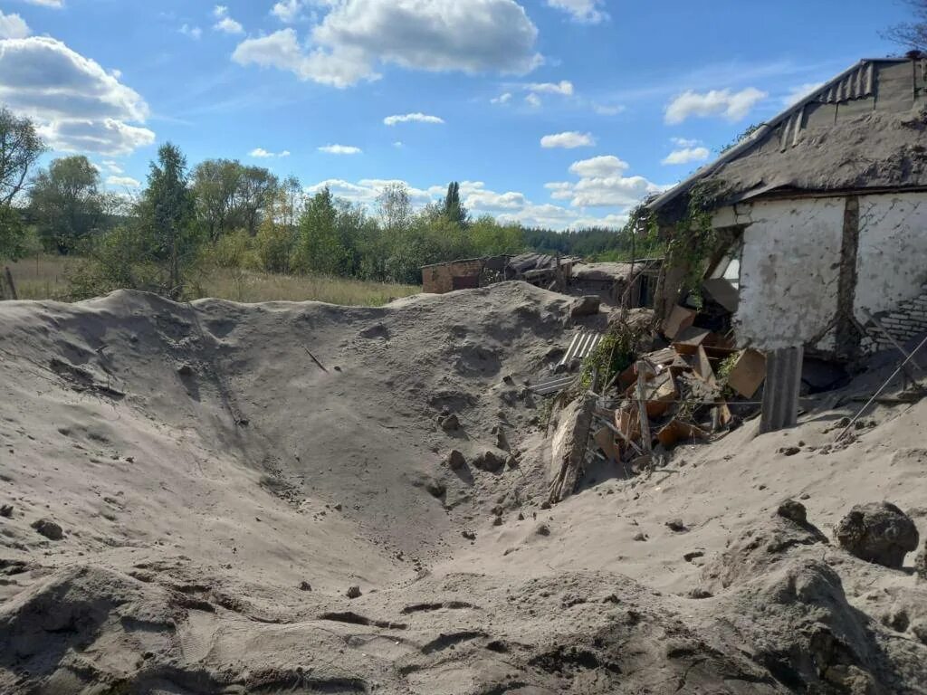 Нападение на белгородскую область со стороны. Двулучное Белгородская область. Воронки от снарядов в деревне. Белгород воронка от снаряда. Воронка в Белгородской области.