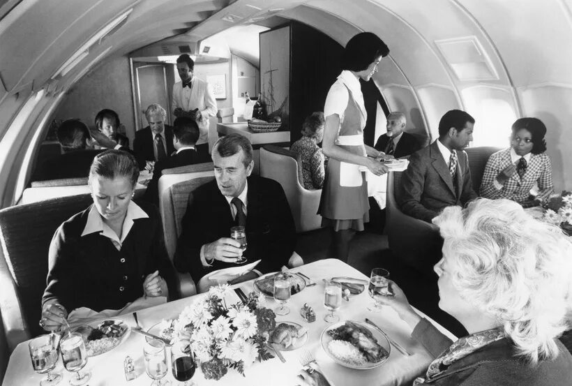 Самолет пожилые люди. Самолет Пан Американ салон самолета. Обед на борту ту 114 1960. Салоны самолетов в 70е. Салон самолета ретро.