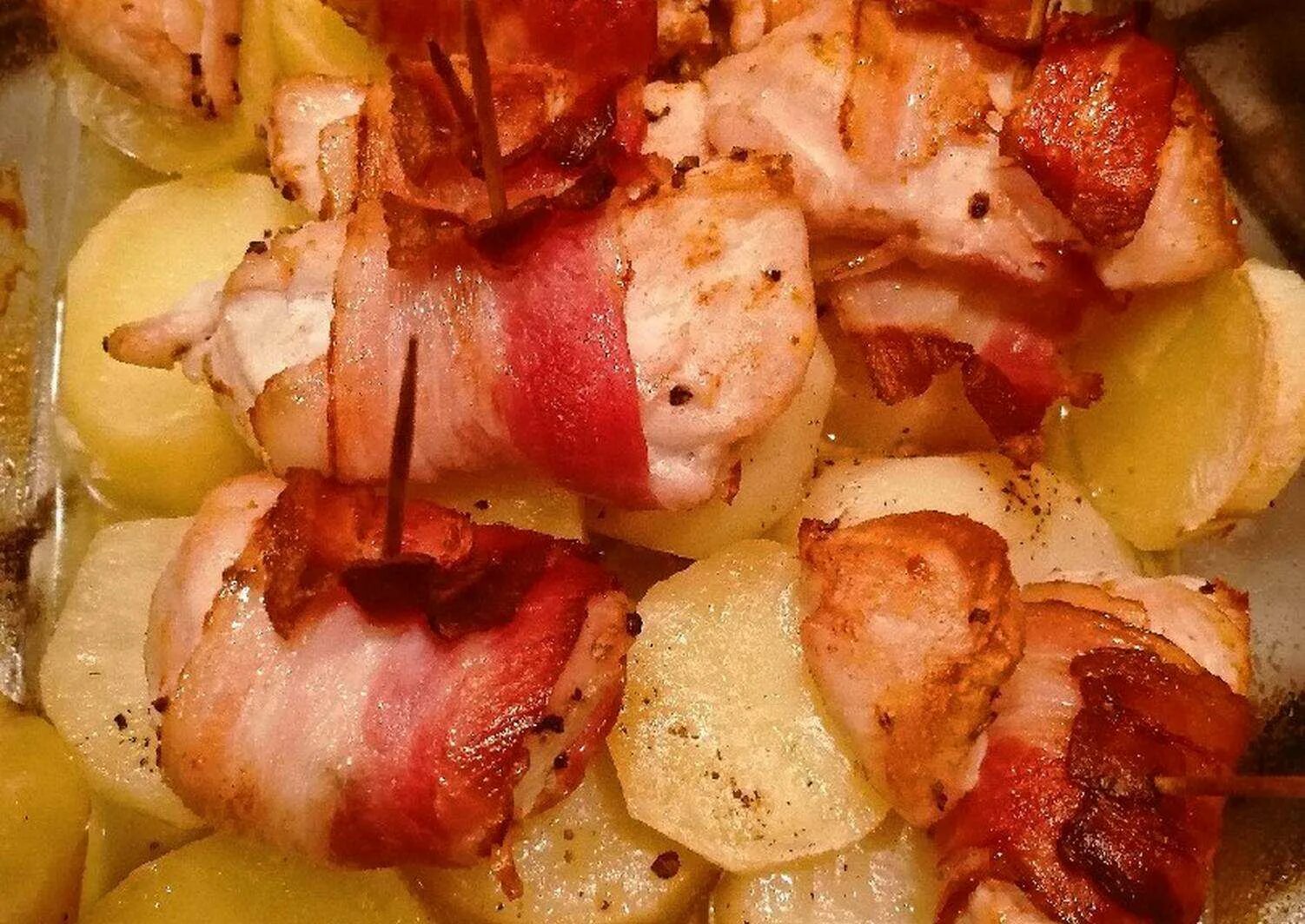 курица в беконе в духовке с картошкой в духовке. картошка в беконе с курицей.