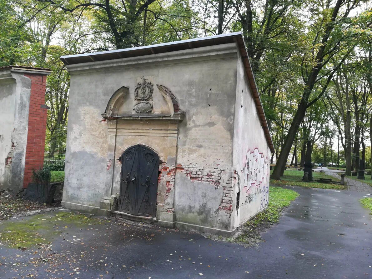 Фамильная гробница. Фамильная гробница. Басурманские склепы на введенском кладбище. Фамильный склеп внутри. Фамильная гробница.