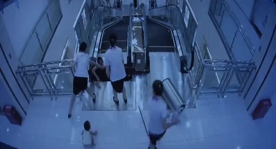 ребенка затянуло в эскалатор. женщину засосало в эскалатор. женщину засосало в эскалатор. ребенка засосало в эскалатор. эскалатор убийца в ссср фото.