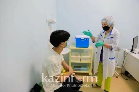 Первую вакцину получил