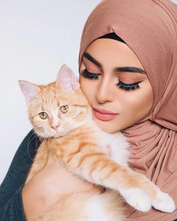 Мусульманский кот. Мусульманка с кошкой. Мусульманская девушка с котом. Мусульманка с котенком. Девушка в хиджабе с кошкой.