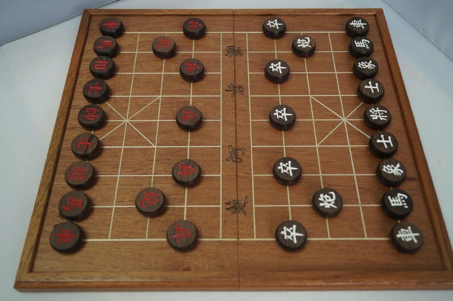 Xiangqi китайские шахматы. Фигуры сянци китайские шахматы. Сянци дебюты. Шахматы сянци фигуры. Игра в китайские шахматы.