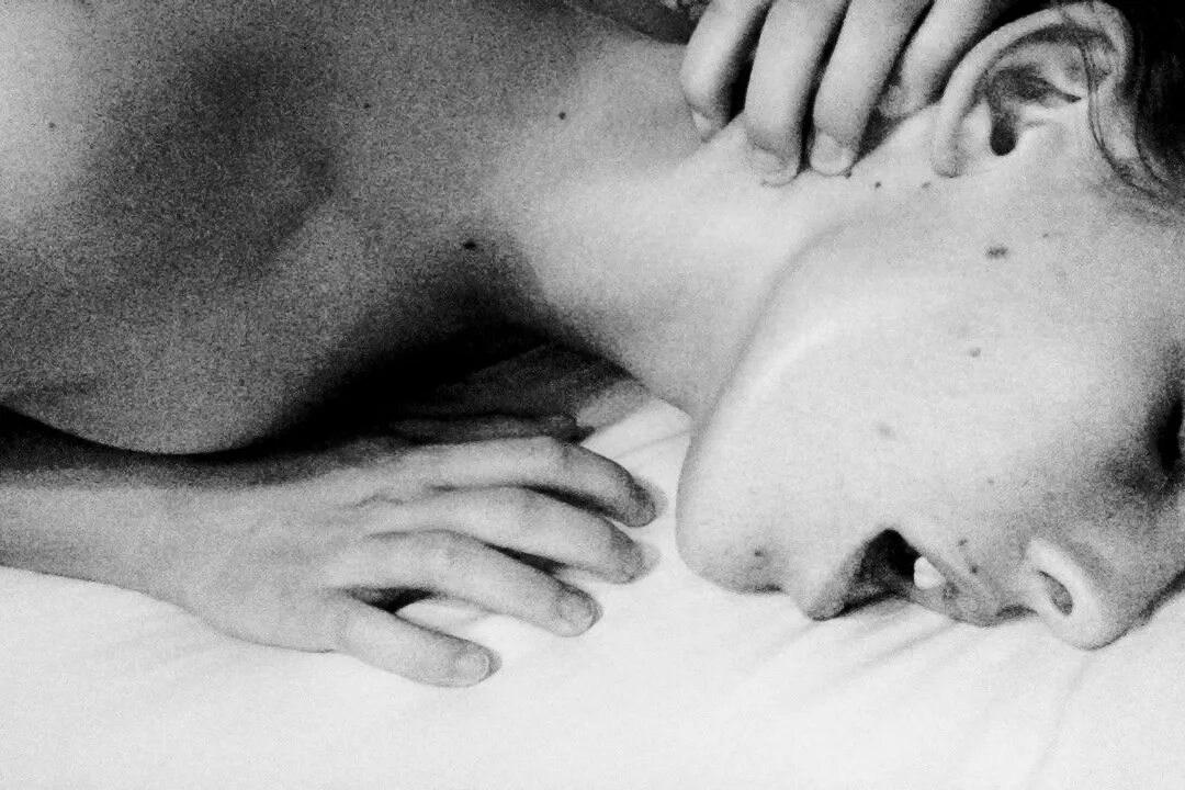 Лижет девушке спину. Страстный куннилингус. Красивый страстный куни. Утренние ласки. Оральные ласки мужчины и женщины.