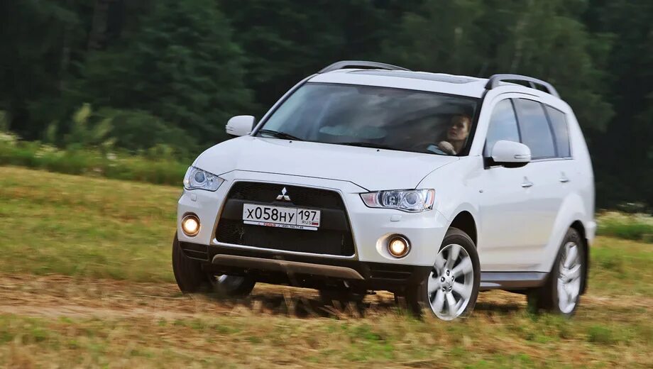 Mitsubishi outlander трехлитровый. Mitsubishi Outlander XL 2 поколение 2010-2012. Мицубиси Аутлендер трехлитровый. Тест драйв Аутлендер ХЛ. Outlander XL белый перед.