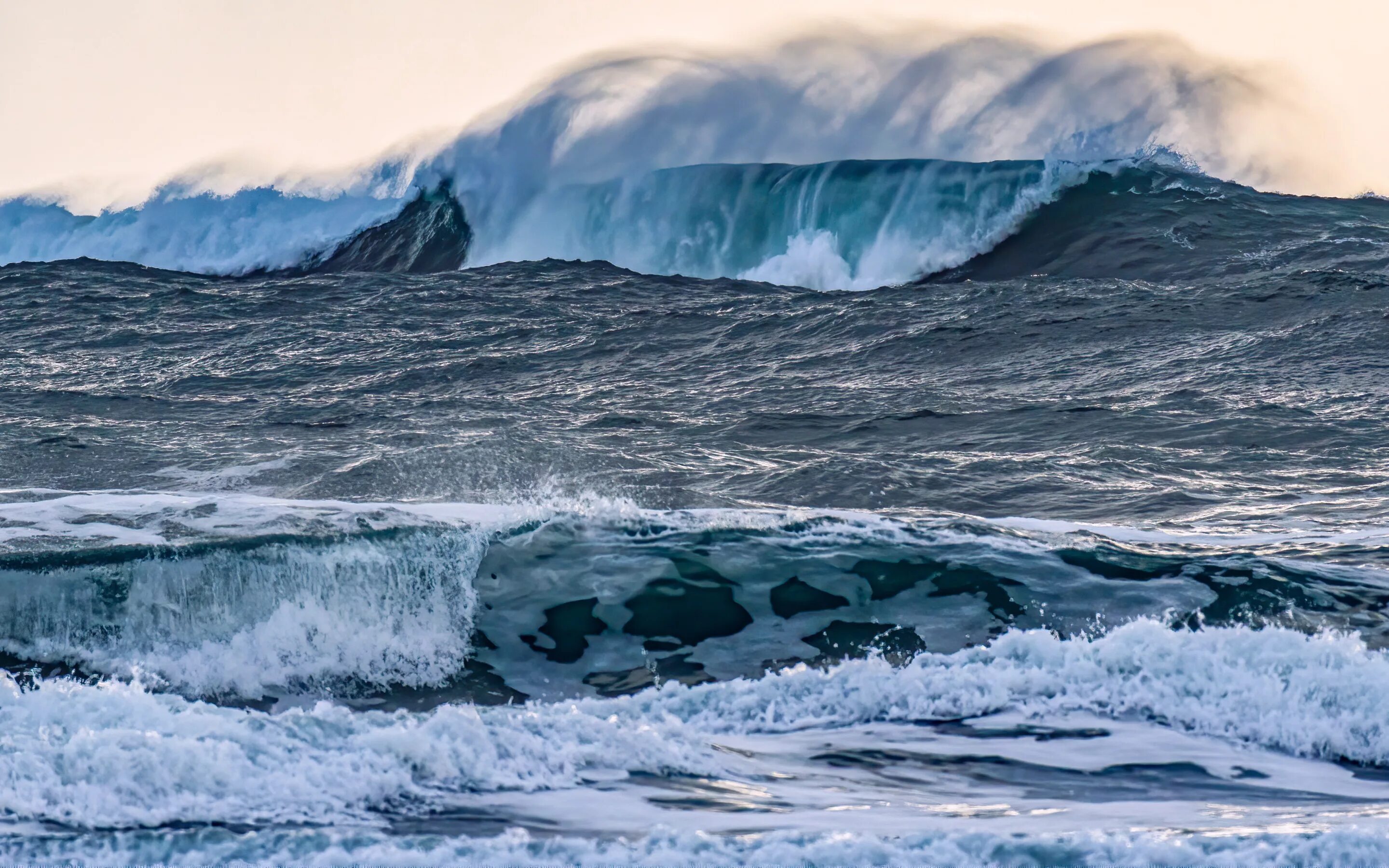 Кипит волна. Карское море шторм. Северный Ледовитый океан шторм. Исландия Атлантический океан. Тихий океан шторм.