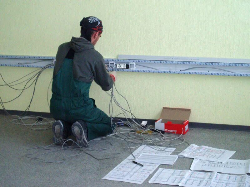 Прокладка кл 10 кв. Скс волс монтаж. Монтажник скс и слаботочных систем. Кабель на стройплощадке. Эксплуатация кабельных линий.