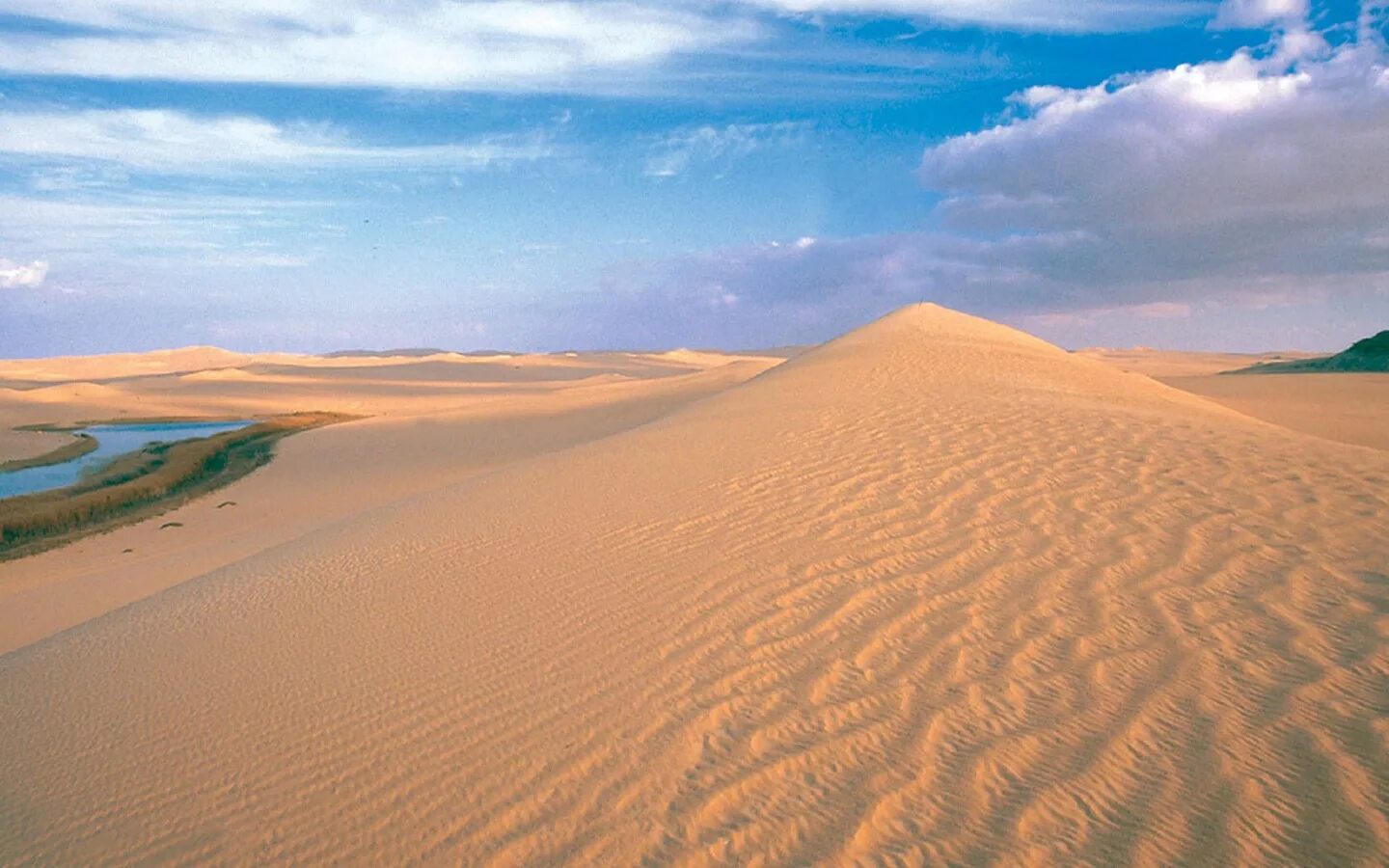Пустыня анимация. Вода в пустыне. Пустыня красивое название. Пустыня гоби китай. Песчаные дюны калахари.
