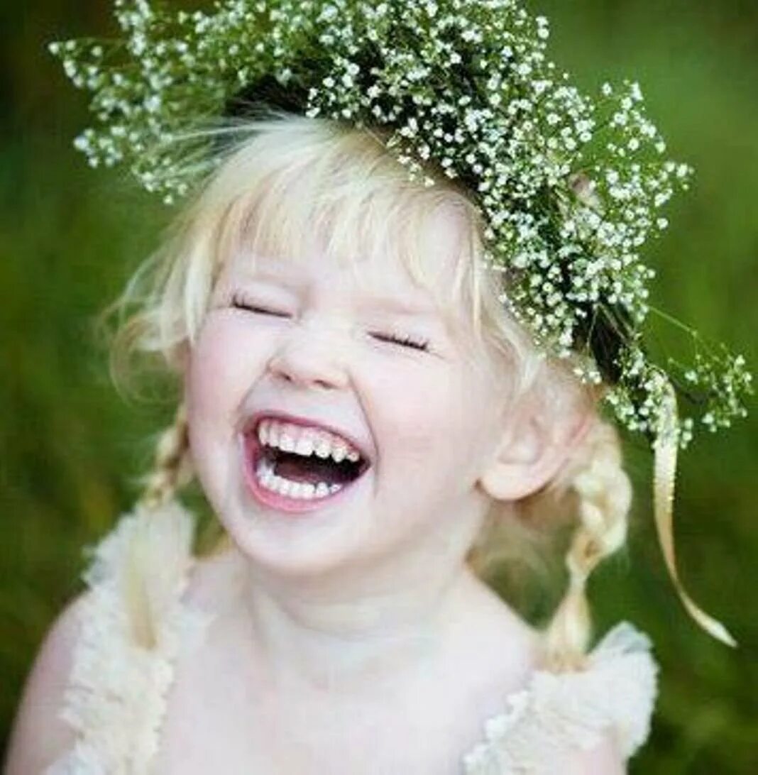 Дети смеются. Девочка смеется. Эмоция радость. Дети радость жизни. Хорошего дня улыбайтесь чаще