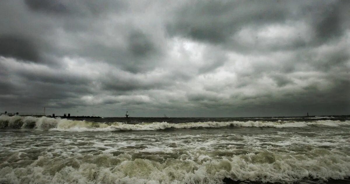 Погода была ужасная ветер штормовой ревел. Балтийское взморье - шторм. Погода была ужасная ветер штормовой ревел с ночи дождь. Погода была ужасная ветер штормовой ревел. Уровень воды балтийского моря.