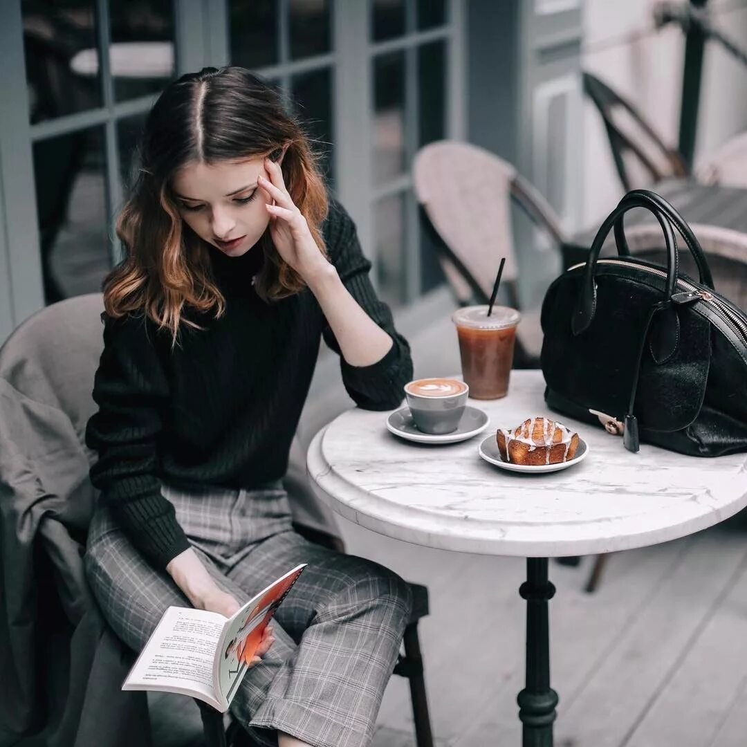 Работа кофе леди. Джейн Олдридж блоггер. Фотосессия в кофейне девушка. Девушка в кафе с кофе. Девушка в кофейне Эстетика.