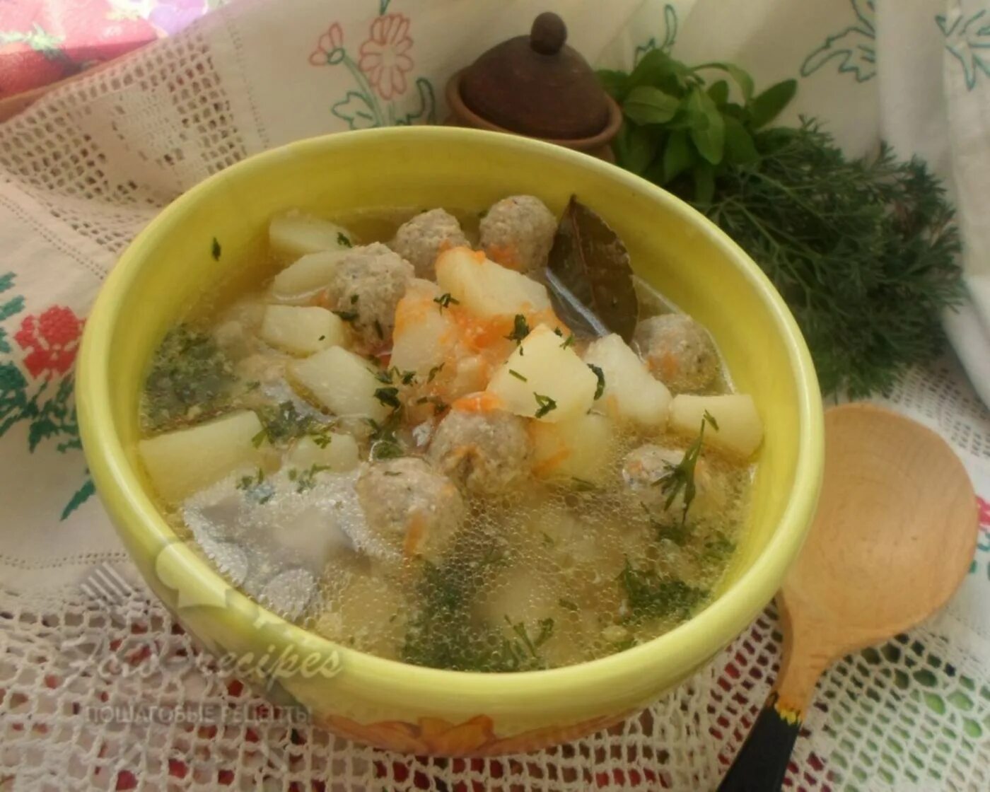 Бульон из свиных ножек. Вкусный суп на свином бульоне. свиной бульон. что такое ежики в бульоне. свинина для бульона.