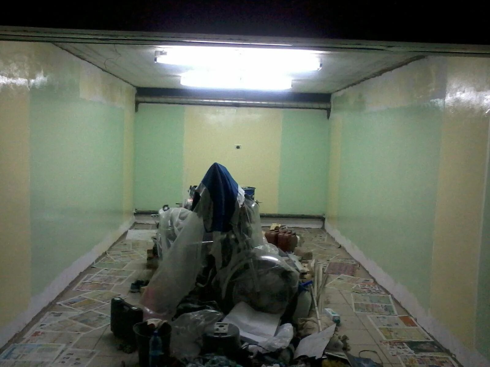 Жить в гараже. Люди живут в гаражах. Жилой гараж в кооперативе. Чел живет в гараже. Обычные гаражи в жизни.