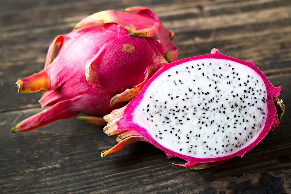 Как называется красный фрукт. Питахайя и маракуйя. Питахайя dragon fruit. Красно розовый фрукт с шипами. Драгон питахайя.