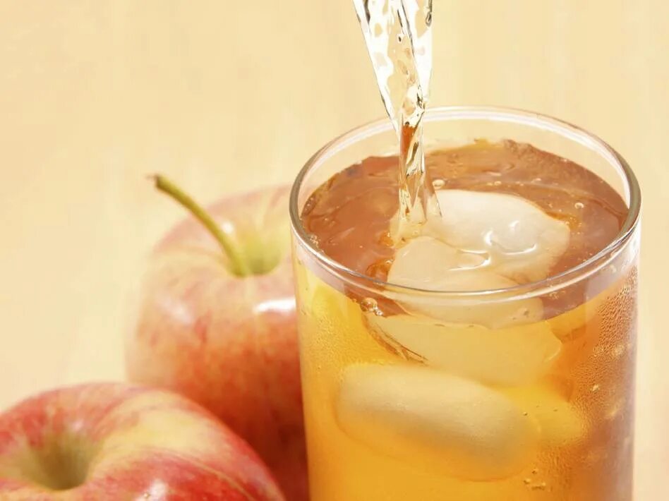 Соки нужно разбавлять. Яблочный сок. Яблочный сок в стакане. Свежевыжатый яблочный сок. Нефильтрованный яблочный сок.