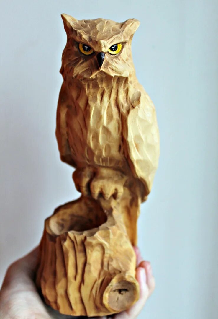 Сова из дерева. Резьба по дереву сова. Сова в плоскорельефной резьбе. Резьба по дереву интарсия сова. Фигура совы из дерева.