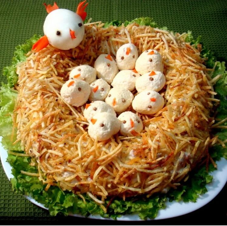 Салат столичный с курицей. Салат с курицей и грибами и сыром. Как украсить салат из огурца или яичка. Салат нежность с курицей. Салат нежная курочка.