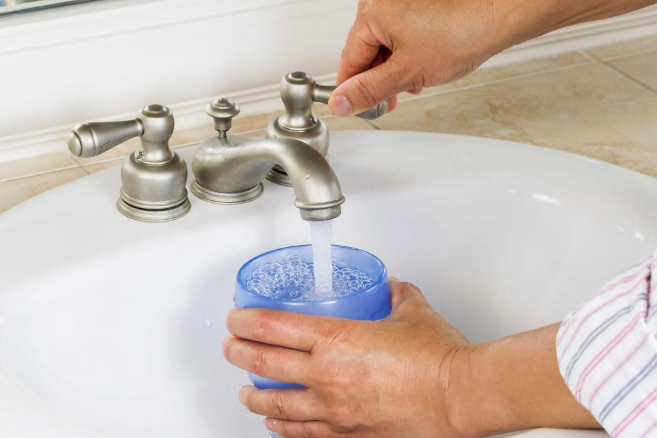 Выливать в раковину. Засор в раковине на кухне. Засорилась раковина. Наливает воду в чашу. Вылить воду в раковину.