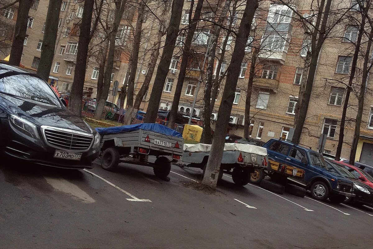 Гудеть двором. Машина во дворе. Стоянка машин во дворе. Парковочные места в Москве. Припаркованная машина.