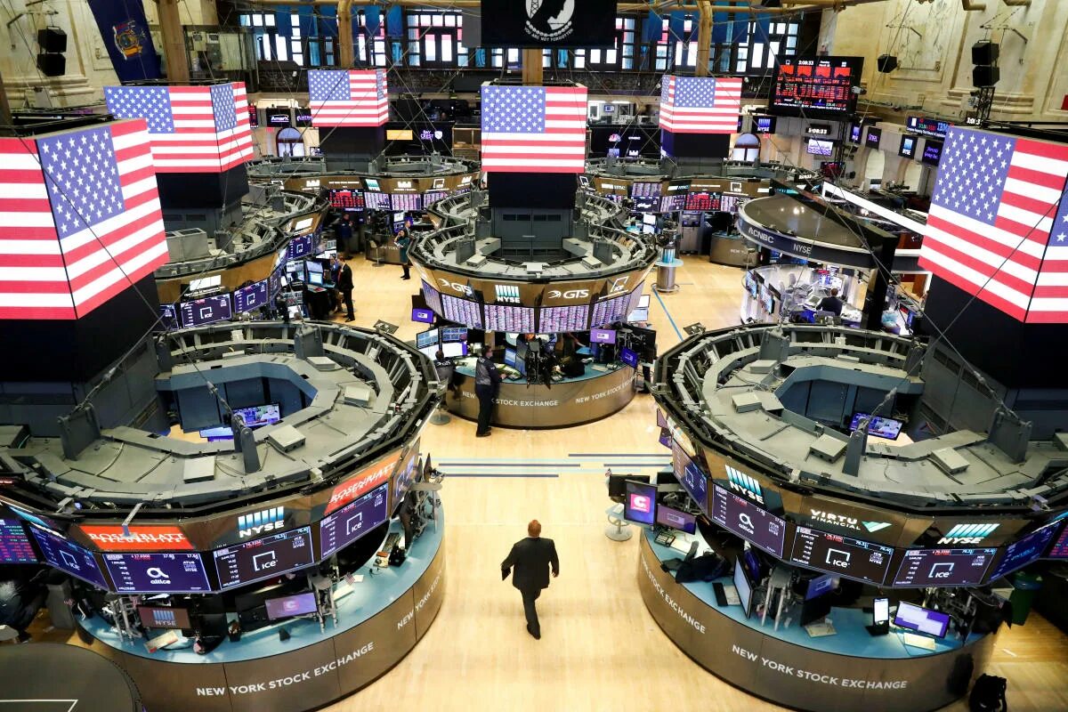 Day trading beginners. Рынок ценных бумаг. Профессиональный трейдер. Кольцо фондовый рынок. Рабочее место брокера.