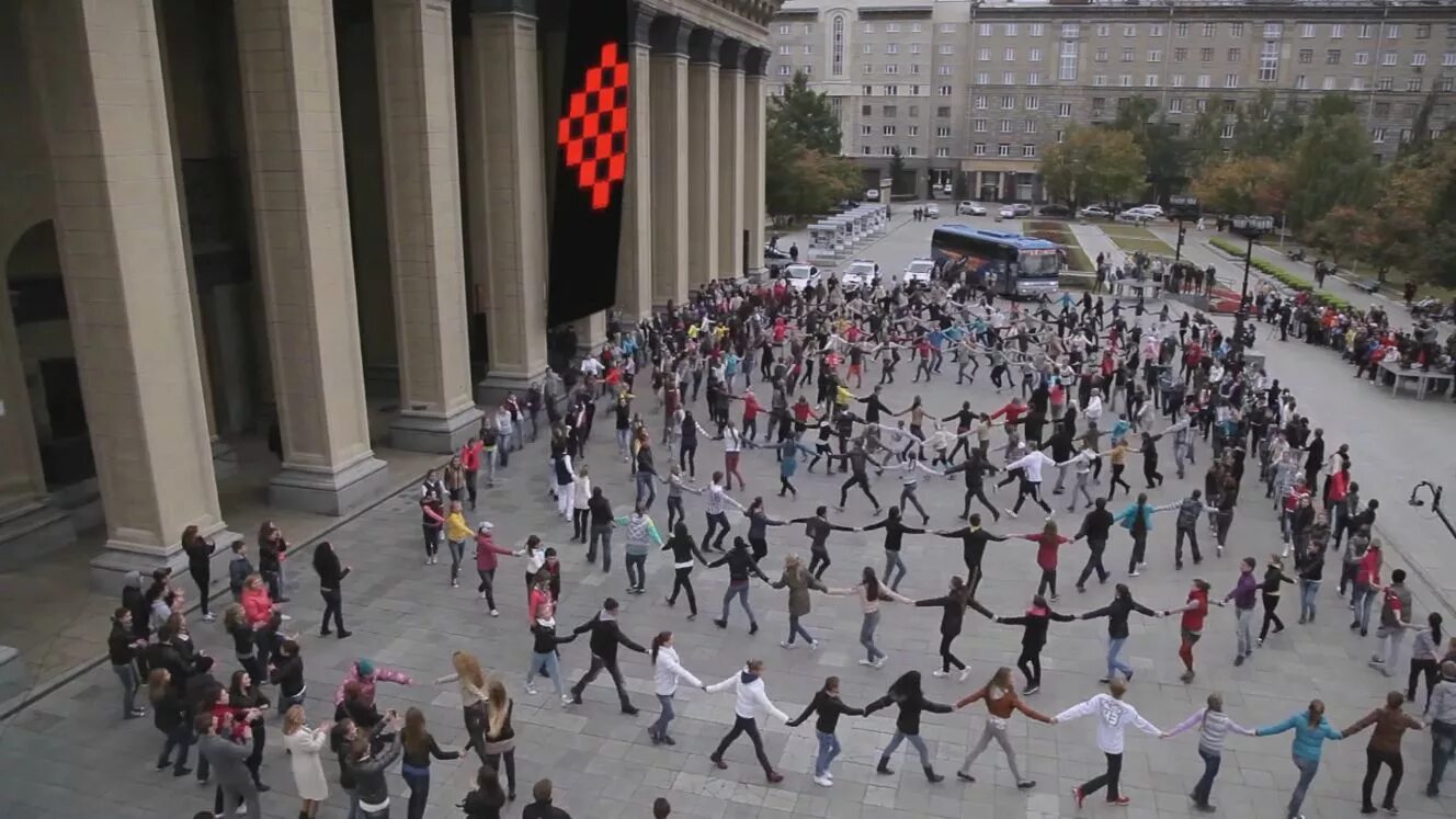 Парни зажигают лезгинку возле машины. Солдатский танец казачий. Лезгинка флэшмоб в москве на улице. Ответ лезгинке от русских парней. Наш ответ лезгинке.