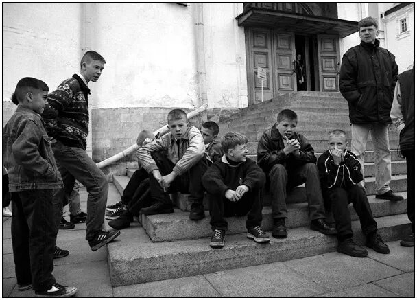 дети во дворе. дворовые ребята. пацаны во дворе. уличная шпана. бандитский двор.