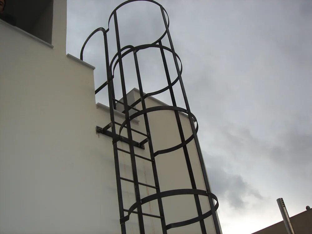 Вертикальная пожарная лестница п1. Ограждение вертикальных лестниц. Вертикальная пожарная лестница п1-1 чертежи. Пожарная лестница п1-2 гост 53254-2009. Вертикальная пожарная лестница п1-1 н=3м.