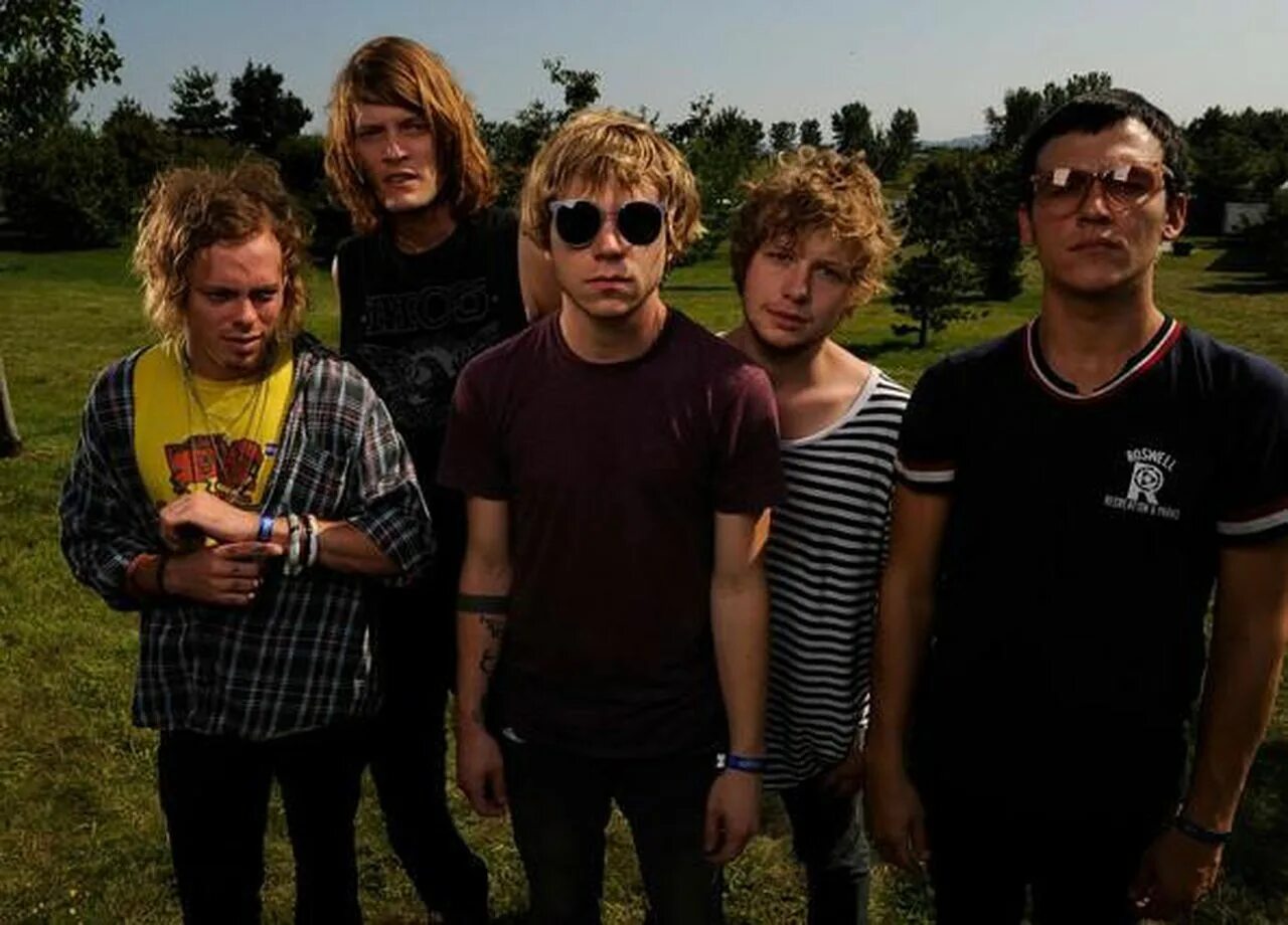 Cage the elephant neon. Cage the Elephant. Даниель Тиченор. Группа Cage the Elephant. Cage the Elephant молодые.