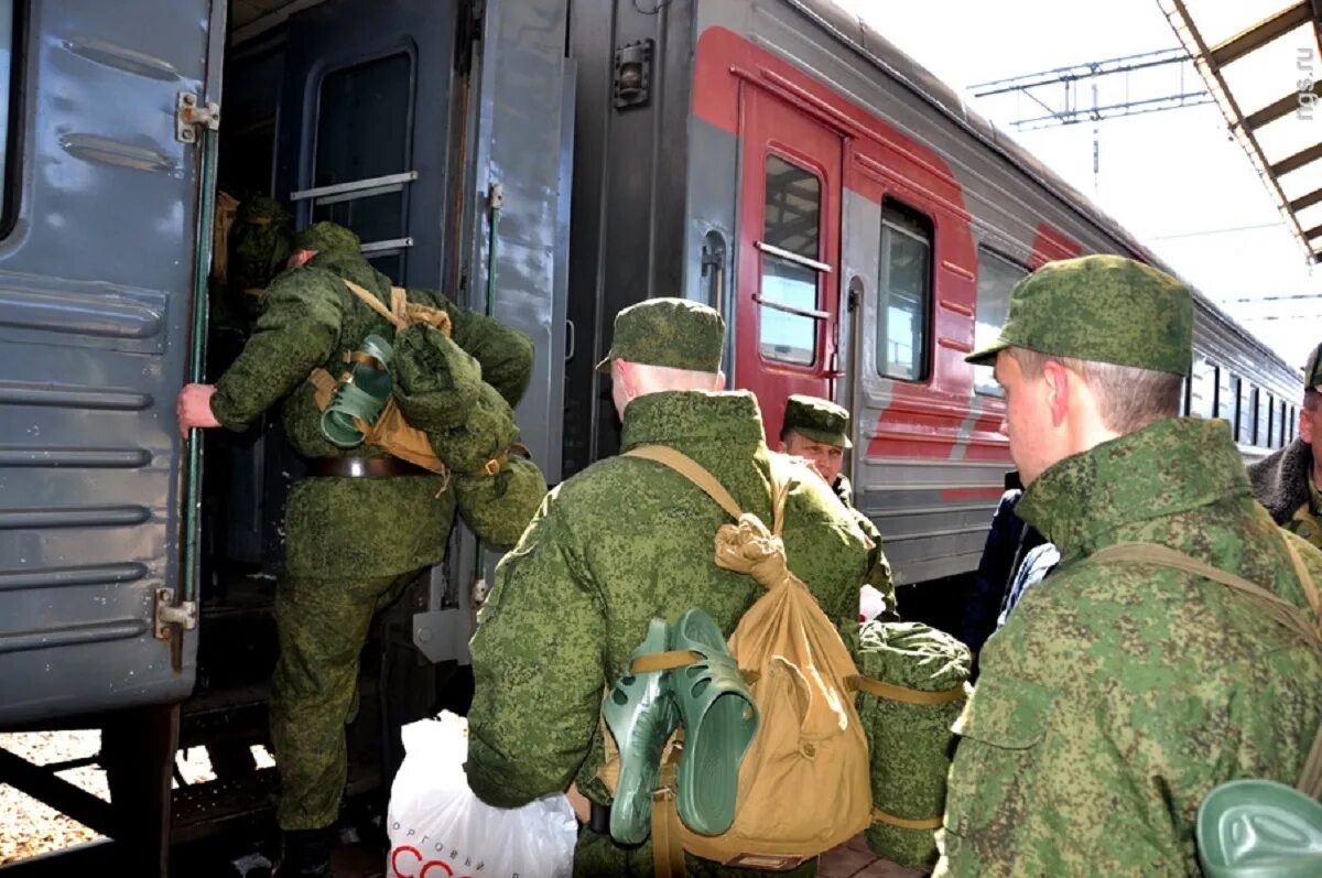 Новости россии когда отпустят мобилизованных домой. Призывник в поезде. Проводы новобранцев в армию. Солдаты в поезде. Военный поезд.