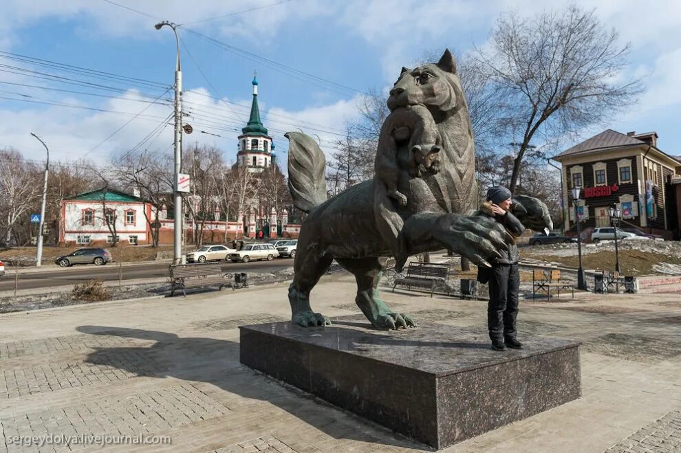 Организации г иркутск. Памятник бабру в Иркутске. Бабр символ города Иркутска. 130 Квартал Иркутск Бабр. Достопримечательности Иркутска Бабр.