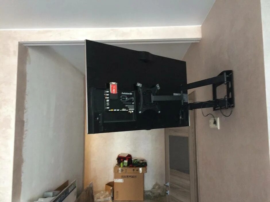 Кронштейн samsung wmn4277. Кронштейн для телевизора kivi 24h750nw. Кронштейн для телевизора на стену из гипсокартона. Кронштейн вплотную к стене. Монтаж телевизора вплотную к стене.