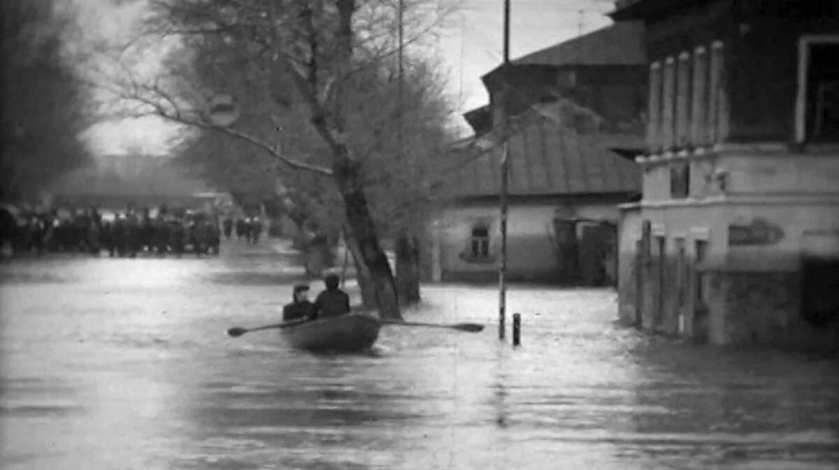 Половодье чувств. Половодье 1942 воронежская. наводнение в старочеркасске в 1994. на лодке в половодье. половодье реки белой в 1970 г.