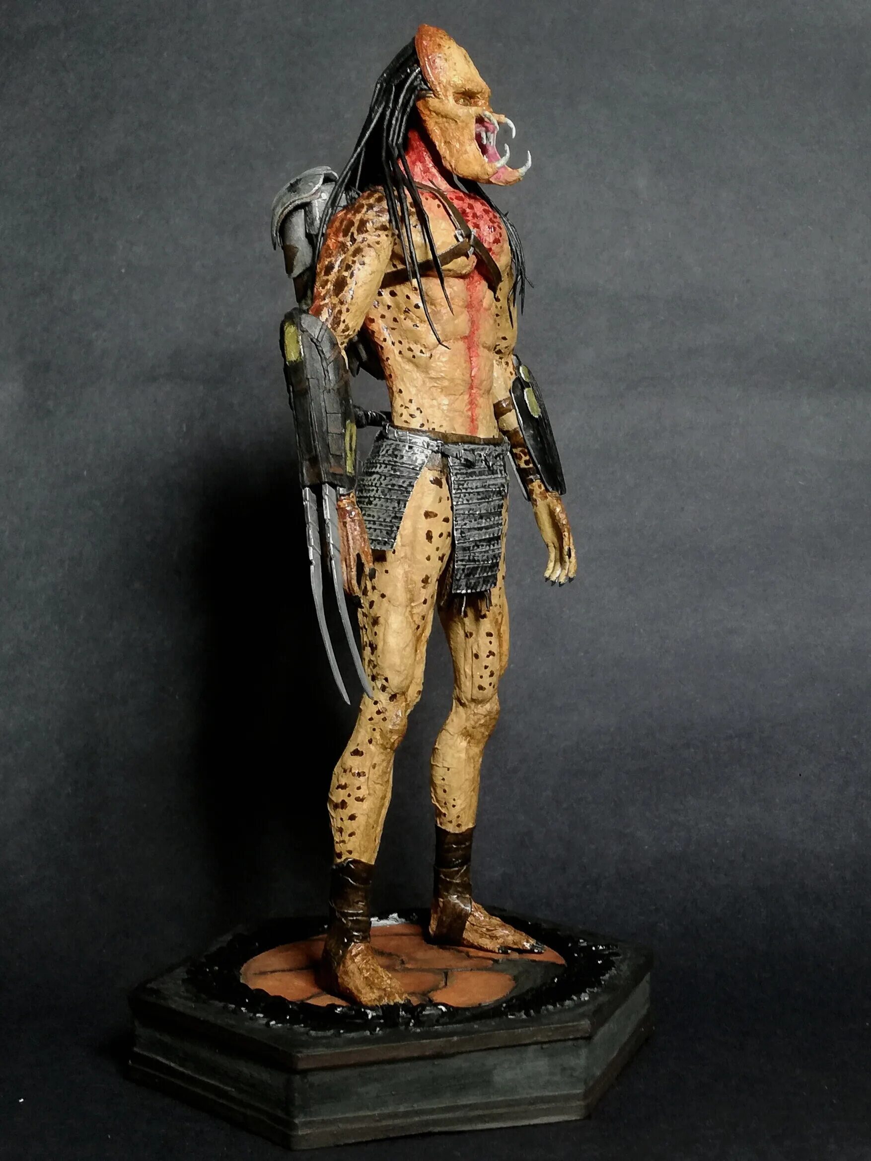 Feral predator. Фигурка feral predator. hot toys feral predator.