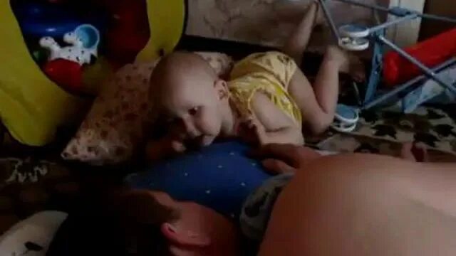 Взрослая дочь сосет отцу член пока мать не видит