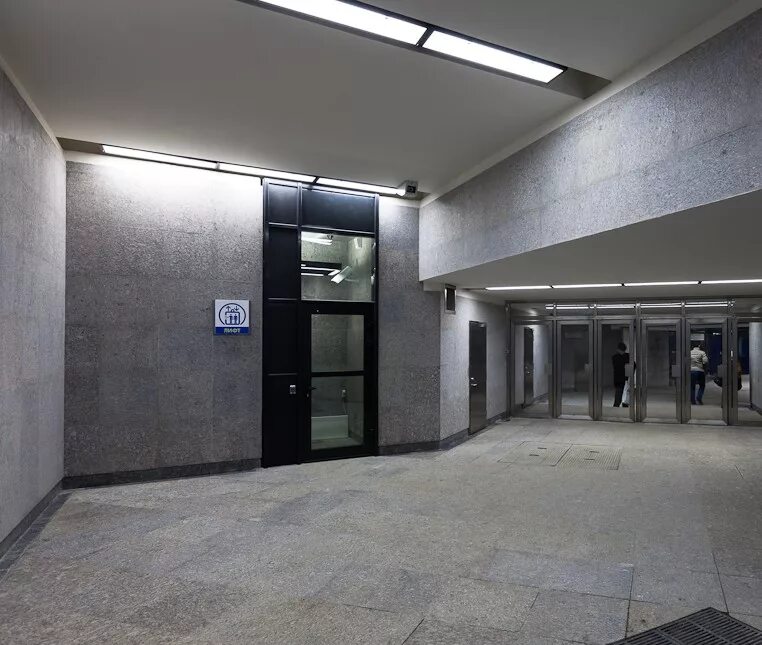 Лифт в метрополитене. Метро Волоколамская лифт. Подземный паркинг с лифтом. Пешеходный лифт. Лифт в подземном переходе.