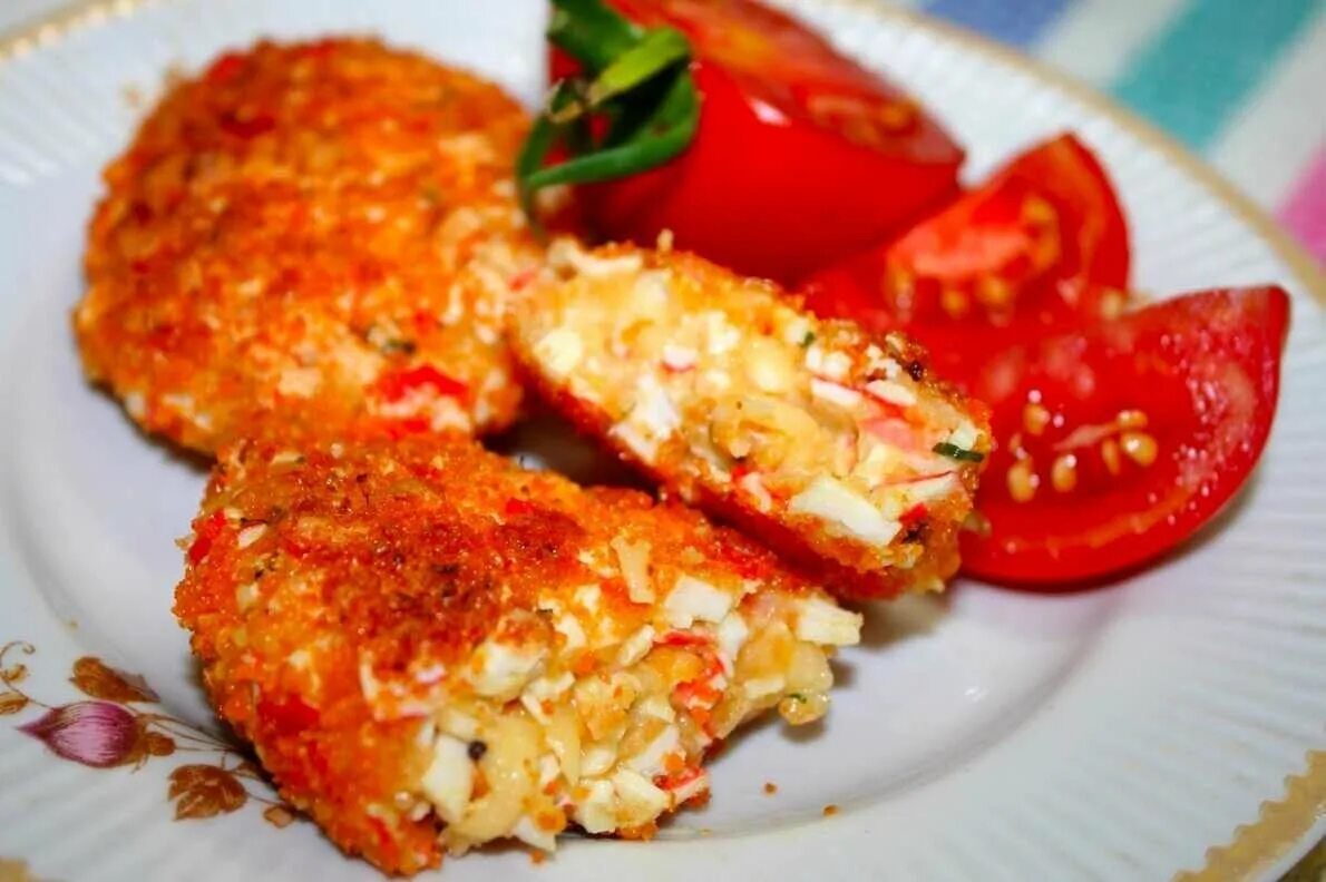 Приготовление котлет с сыром. Крабовые палочки котлетки. котлеты из крабовых палочек с сыром. котлеты из крабовых палочек. котлеты из крабового мяса.